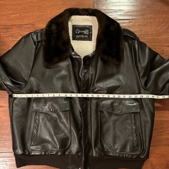 Vintage leather bomber jacket. Faux fur collar. XL fit. Gently used. - Picture 8 of 9